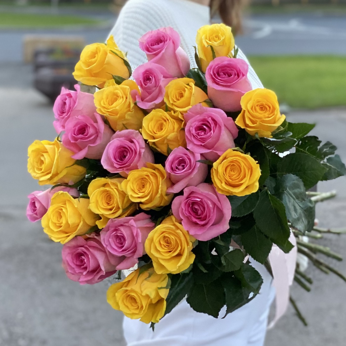 25 розовых и желтых роз 60 см